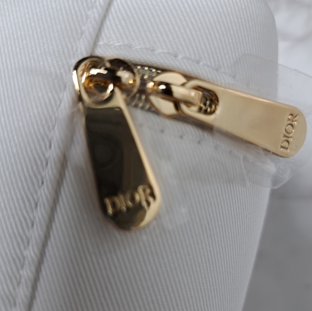 Dior White Vanity Case, Hand Towel, Headband And 15 ml Capture Totale Hyalushot - Picture 8 of 14